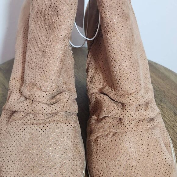 Dolce Vita DV8 Tan Perforated Faux Suede Ankle Boots NWOT Size 8.5 - Picture 3 of 11